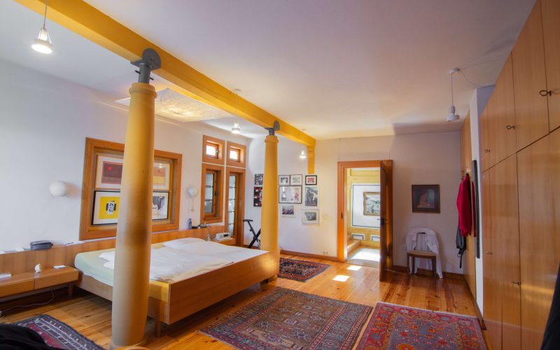Außergewöhnliches Einfamilienhaus mit Atelier, Nebengebäude und atemberaubender Aussichtslage-11