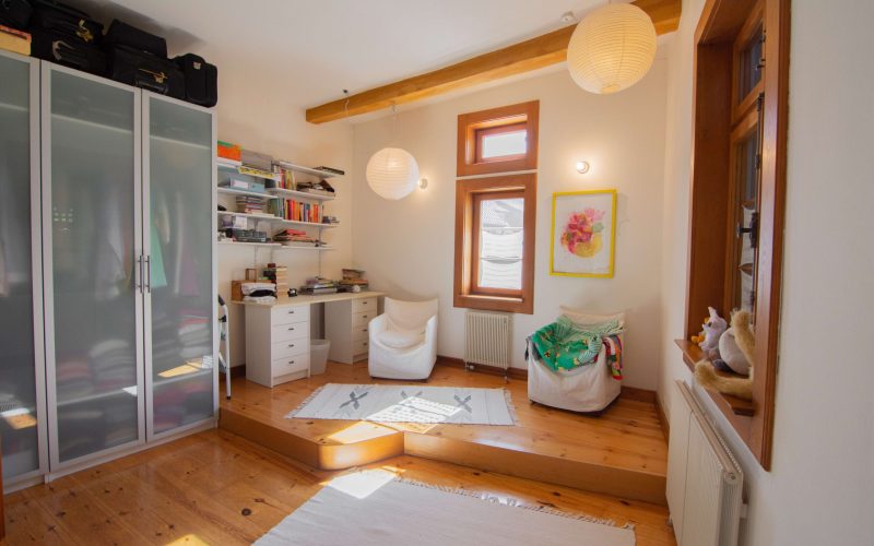 Außergewöhnliches Einfamilienhaus mit Atelier, Nebengebäude und atemberaubender Aussichtslage-13