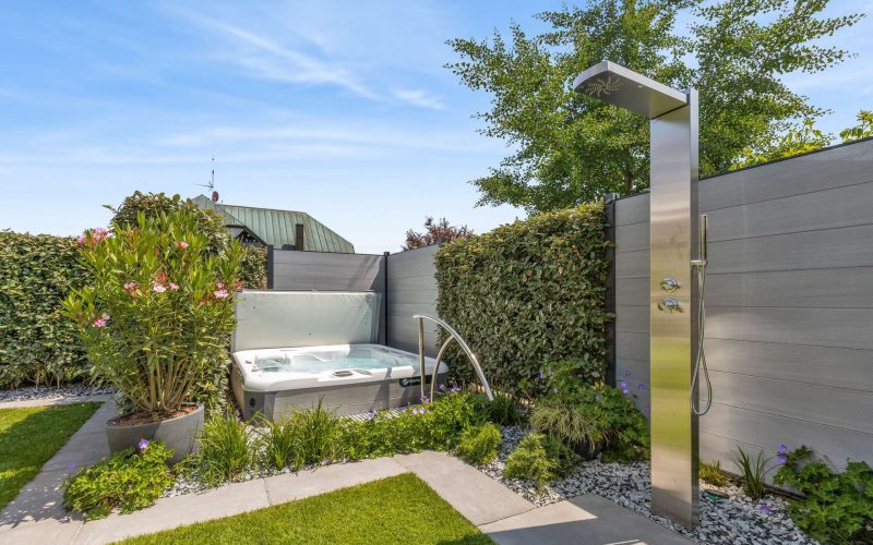 Design trifft Komfort: Exklusive Maisonettewohnung mit Garten und Whirlpool-17