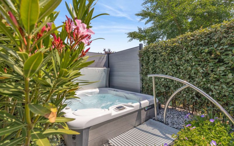 Design trifft Komfort: Exklusive Maisonettewohnung mit Garten und Whirlpool-18
