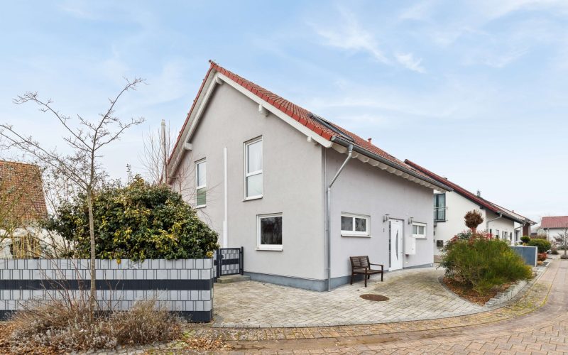 Einziehen und Wohlfühlen - idyllisches, freistehendes Einfamilienhaus mit großem Grundstück-1