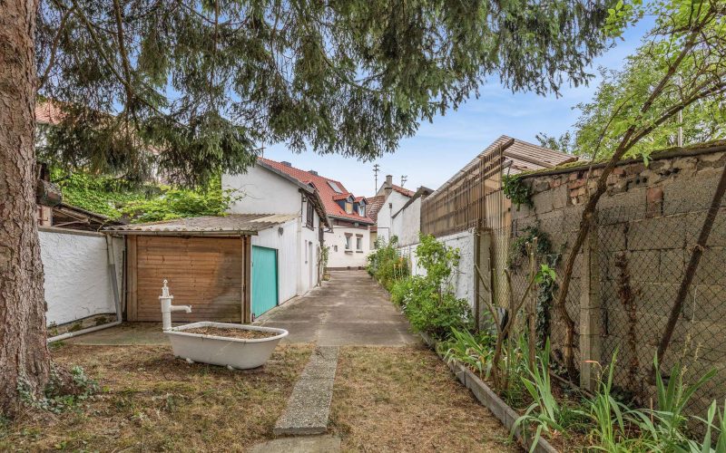 Familienfreundliches Einfamilienhaus mit großem Garten in ruhiger Lage von Karlsruhe-3
