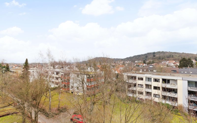 Helle und gepflegte 2-Zimmer-Wohnung mit zwei Balkonen in bester Lage mit fantastischem Ausblick-11